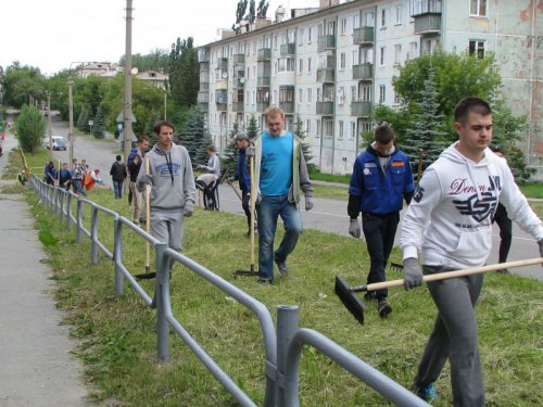 На улицах города работают бойцы стройотрядов На улицах города работают бойцы стройотрядов