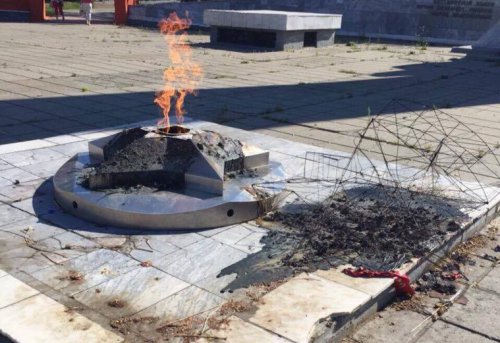Вандалы разгромили мемориал «Вечный огонь» Вандалы разгромили мемориал «Вечный огонь»