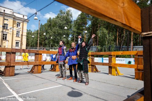 Реальные сражения на стальном оружии в рыцарских доспехах Реальные сражения на стальном оружии в рыцарских доспехах