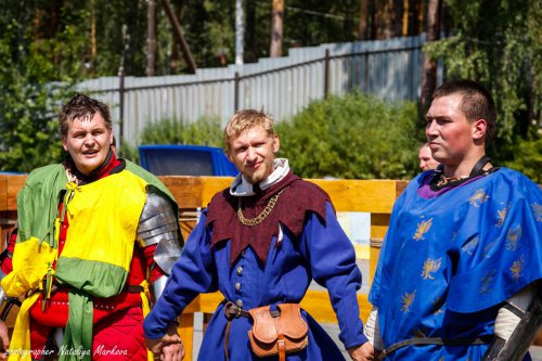 Реальные сражения на стальном оружии в рыцарских доспехах Реальные сражения на стальном оружии в рыцарских доспехах
