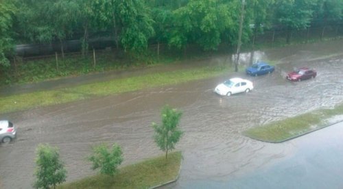Автомобили челябинцев тонут в лужах после ливня Автомобили челябинцев тонут в лужах после ливня