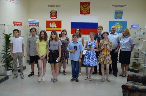 В день Государственного Флага России в Озерске вручили паспорта В день Государственного Флага России в Озерске вручили паспорта