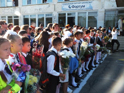 Торжественная линейка в новом учебном году состоялась в посёлке Новогорный Торжественная линейка в новом учебном году состоялась в посёлке Новогорный