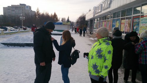 «Праздничные ленточки» дарили озерчанам волонтёры «Праздничные ленточки» дарили озерчанам волонтёры