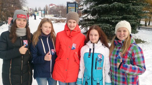 «Праздничные ленточки» дарили озерчанам волонтёры «Праздничные ленточки» дарили озерчанам волонтёры