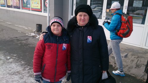 «Праздничные ленточки» дарили озерчанам волонтёры «Праздничные ленточки» дарили озерчанам волонтёры