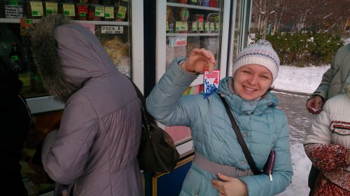 «Праздничные ленточки» дарили озерчанам волонтёры «Праздничные ленточки» дарили озерчанам волонтёры