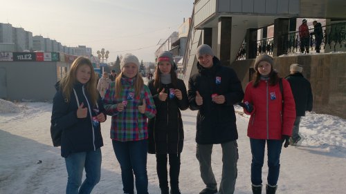 «Праздничные ленточки» дарили озерчанам волонтёры «Праздничные ленточки» дарили озерчанам волонтёры