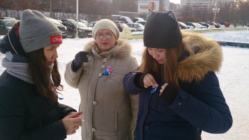 «Праздничные ленточки» дарили озерчанам волонтёры «Праздничные ленточки» дарили озерчанам волонтёры