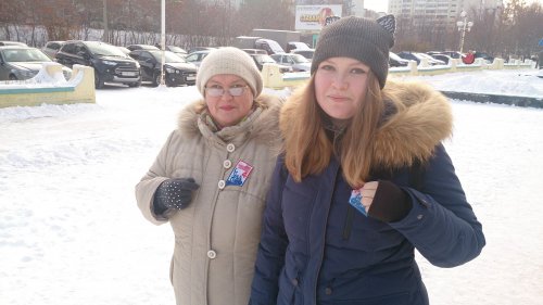 «Праздничные ленточки» дарили озерчанам волонтёры «Праздничные ленточки» дарили озерчанам волонтёры