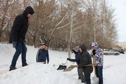 Во дворах Озерска молодые активисты строят снежные горки Во дворах Озерска молодые активисты строят снежные горки