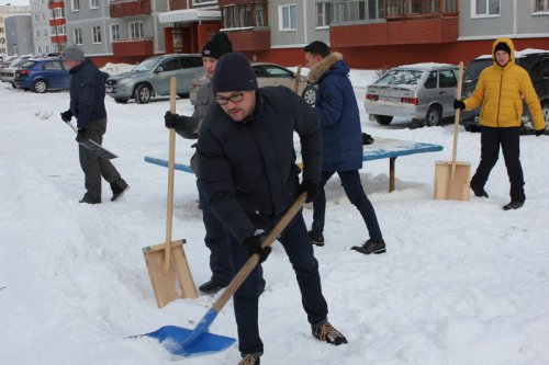 Во дворах Озерска молодые активисты строят снежные горки Во дворах Озерска молодые активисты строят снежные горки