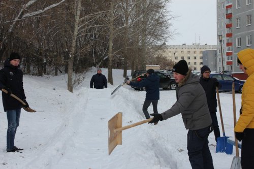 Во дворах Озерска молодые активисты строят снежные горки Во дворах Озерска молодые активисты строят снежные горки