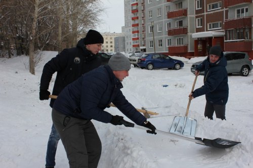 Во дворах Озерска молодые активисты строят снежные горки Во дворах Озерска молодые активисты строят снежные горки