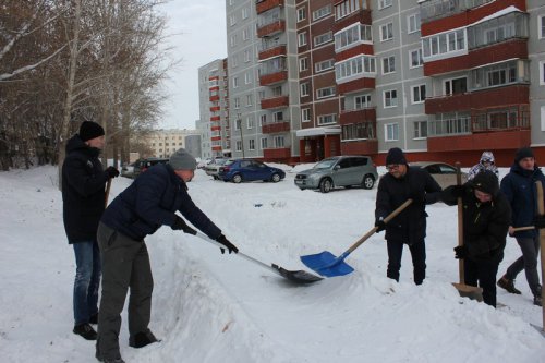 Во дворах Озерска молодые активисты строят снежные горки Во дворах Озерска молодые активисты строят снежные горки
