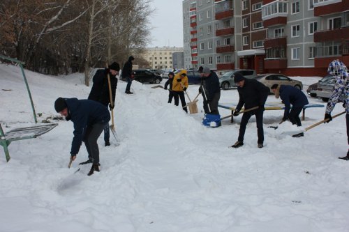 Во дворах Озерска молодые активисты строят снежные горки Во дворах Озерска молодые активисты строят снежные горки
