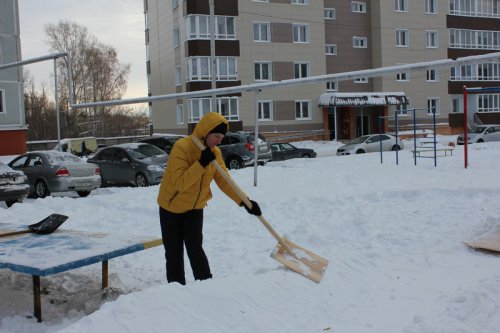 Во дворах Озерска молодые активисты строят снежные горки Во дворах Озерска молодые активисты строят снежные горки