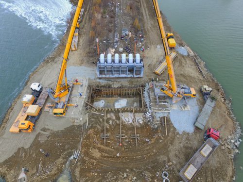На реакторном заводе ПО «Маяк» установлен наплавной блок на комплексе водозаборных зданий и сооружений реакторной установки РУСЛАН На реакторном заводе ПО «Маяк» установлен наплавной блок на комплексе водозаборных зданий и сооружений реакторной установки РУСЛАН