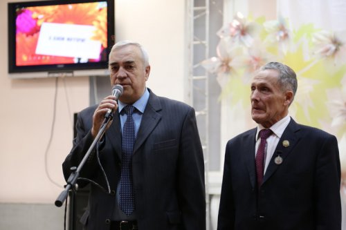 Депутаты поздравили мам почтенного возраста