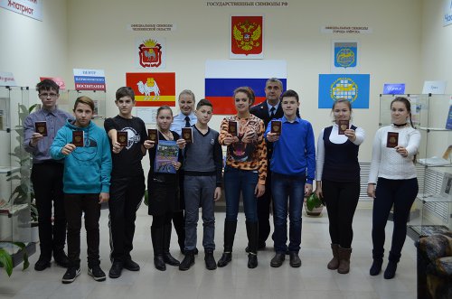 13 юных озерчан получили свои первые паспорта 13 юных озерчан получили свои первые паспорта