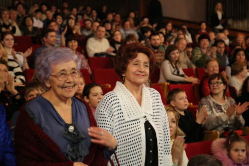 «И звездопадом музыка сверкает…»
