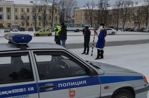 В Озерске полицейский-Дед Мороз вышел на дорогу В Озерске полицейский-Дед Мороз вышел на дорогу