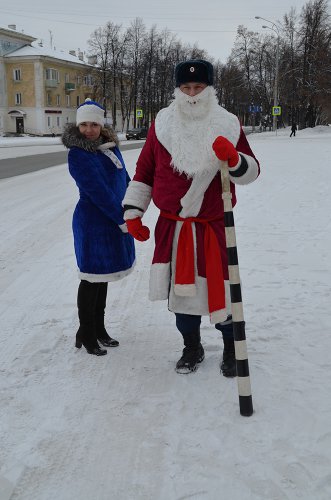 В Озерске полицейский-Дед Мороз вышел на дорогу В Озерске полицейский-Дед Мороз вышел на дорогу