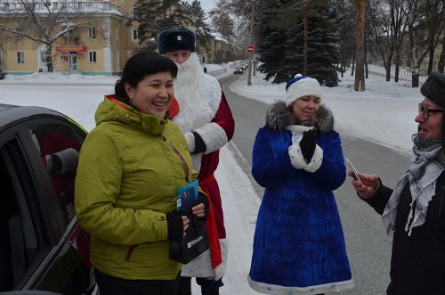 В Озерске полицейский-Дед Мороз вышел на дорогу В Озерске полицейский-Дед Мороз вышел на дорогу