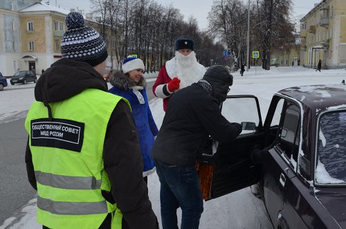 В Озерске полицейский-Дед Мороз вышел на дорогу В Озерске полицейский-Дед Мороз вышел на дорогу