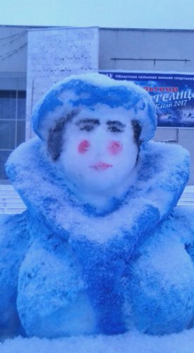 Суровая Снегурочка в снежном городке шокировала жителей Каслей Суровая Снегурочка в снежном городке шокировала жителей Каслей