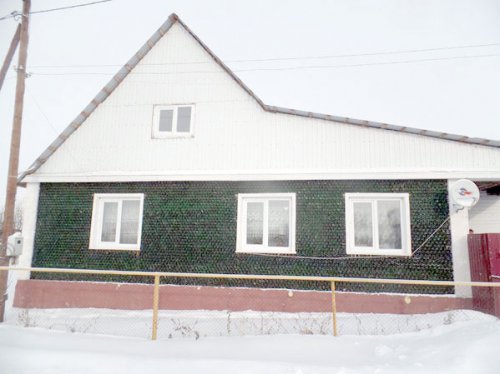 Житель Южного Урала построил дом из 12 тыс. бутылок от шампанского Житель Южного Урала построил дом из 12 тыс. бутылок от шампанского