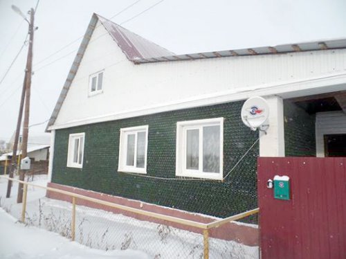 Житель Южного Урала построил дом из 12 тыс. бутылок от шампанского Житель Южного Урала построил дом из 12 тыс. бутылок от шампанского