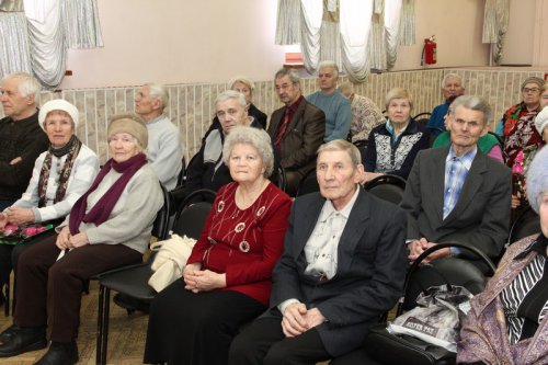Глава округа вручил первые удостоверения детям погибших участников войны Глава округа вручил первые удостоверения детям погибших участников войны