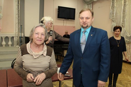 Глава округа вручил первые удостоверения детям погибших участников войны Глава округа вручил первые удостоверения детям погибших участников войны