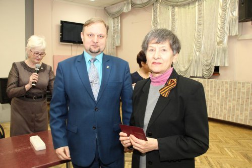 Глава округа вручил первые удостоверения детям погибших участников войны Глава округа вручил первые удостоверения детям погибших участников войны