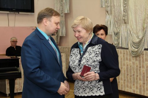 Глава округа вручил первые удостоверения детям погибших участников войны Глава округа вручил первые удостоверения детям погибших участников войны