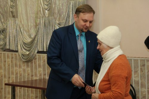 Глава округа вручил первые удостоверения детям погибших участников войны Глава округа вручил первые удостоверения детям погибших участников войны