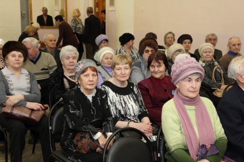 Глава округа вручил первые удостоверения детям погибших участников войны Глава округа вручил первые удостоверения детям погибших участников войны