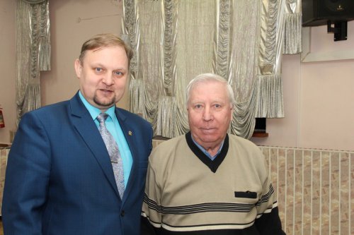 Глава округа вручил первые удостоверения детям погибших участников войны Глава округа вручил первые удостоверения детям погибших участников войны