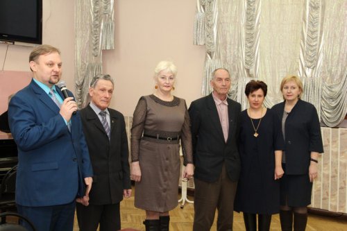 Глава округа вручил первые удостоверения детям погибших участников войны Глава округа вручил первые удостоверения детям погибших участников войны