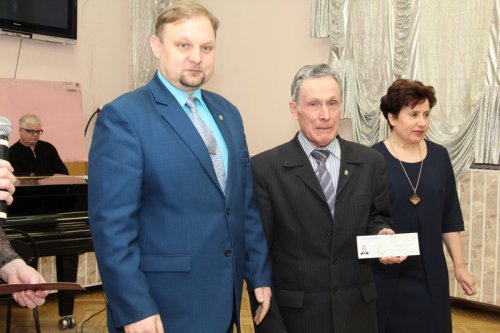 Глава округа вручил первые удостоверения детям погибших участников войны Глава округа вручил первые удостоверения детям погибших участников войны