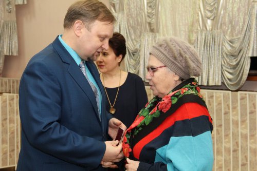 Глава округа вручил первые удостоверения детям погибших участников войны Глава округа вручил первые удостоверения детям погибших участников войны