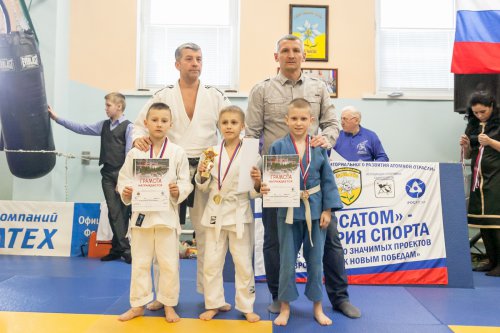 Поединки «на коленочках» и в «стойке» определили лучших Поединки «на коленочках» и в «стойке» определили лучших