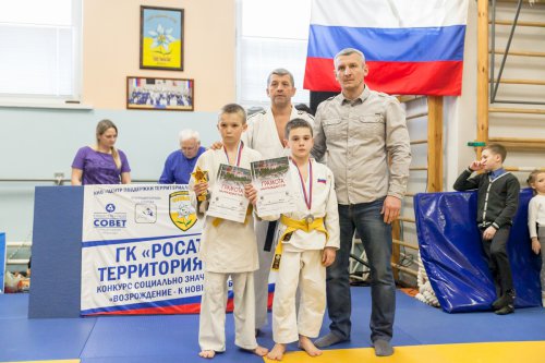 Поединки «на коленочках» и в «стойке» определили лучших Поединки «на коленочках» и в «стойке» определили лучших