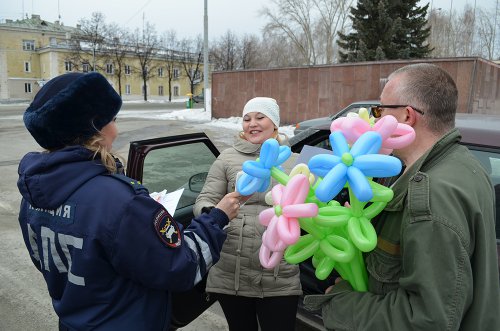 Сотрудники полиции поздравили автоледи с праздником весны Сотрудники полиции поздравили автоледи с праздником весны