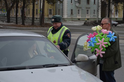 Сотрудники полиции поздравили автоледи с праздником весны Сотрудники полиции поздравили автоледи с праздником весны