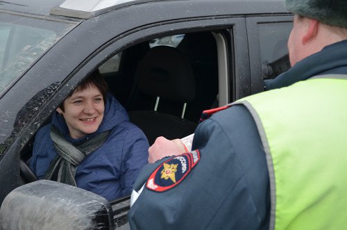 Сотрудники полиции поздравили автоледи с праздником весны Сотрудники полиции поздравили автоледи с праздником весны