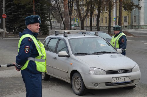Сотрудники полиции поздравили автоледи с праздником весны Сотрудники полиции поздравили автоледи с праздником весны
