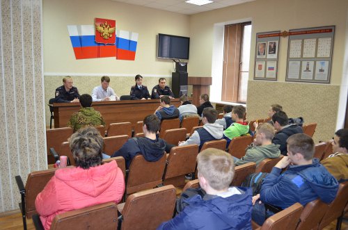 Сотрудники озерской полиции провели лекцию для студентов