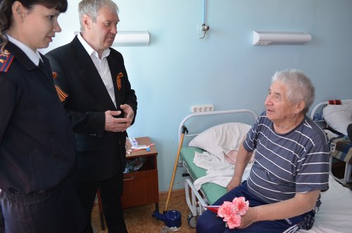 Руководство и сотрудники УМВД России по ЗАТО г. Озерск поздравили ветеранов с Днём Победы Руководство и сотрудники УМВД России по ЗАТО г. Озерск поздравили ветеранов с Днём Победы
